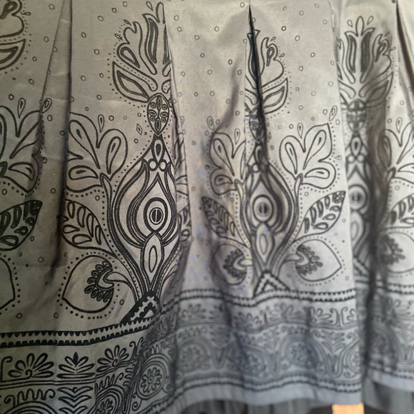 Gorgeous size 6 skirt - Picture 3 of 10